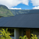 Toiture tropicale : Choisir entre tôle bac acier et tuiles