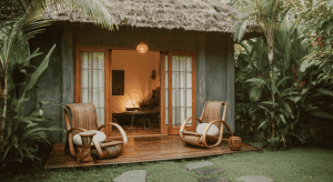 Bungalow tropical avec terrasse en bois et jardin luxuriant