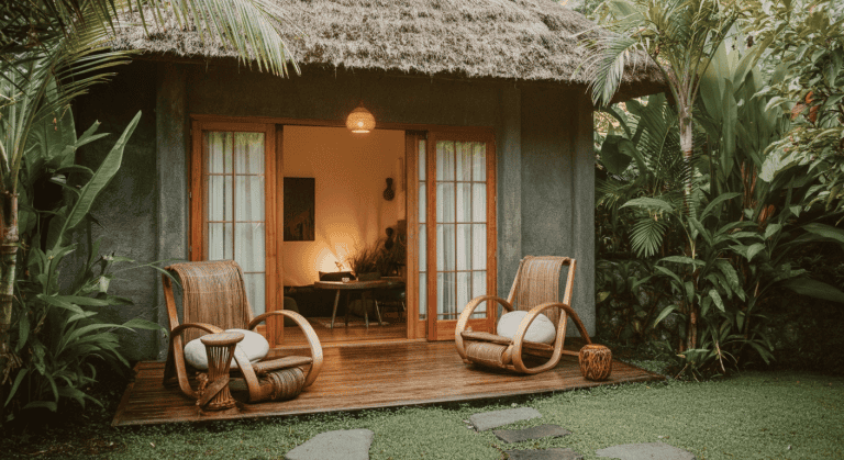 Bungalow tropical avec terrasse en bois et jardin luxuriant