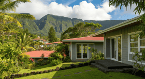 Maison tropicale avec montagnes verdoyantes en arrière-plan
