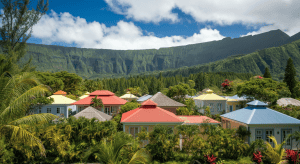 Maisons colorées au pied de montagnes verdoyantes