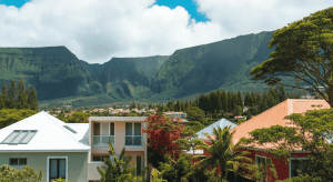 Maisons tropicales devant montagnes verdoyantes spectaculaires