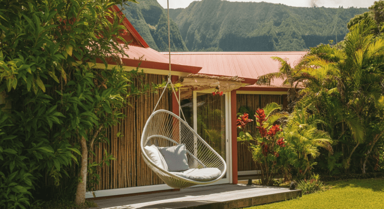 Maison tropicale avec fauteuil suspendu et jardin luxuriant