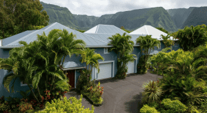 Maison tropicale avec palmiers et montagnes verdoyantes