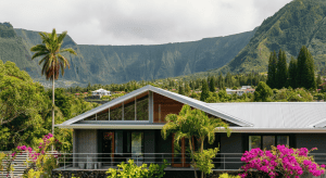 Maison moderne tropicale avec montagnes verdoyantes en arrière-plan