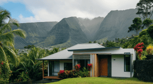 Maison moderne tropicale avec montagnes verdoyantes en arrière-plan
