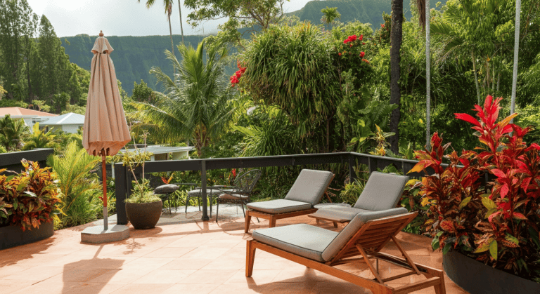 Terrasse tropicale avec transats et vue montagne