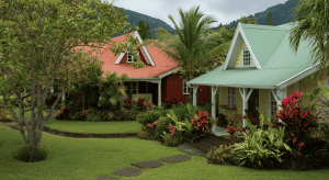 Maisons tropicales colorées entourées de jardin luxuriant