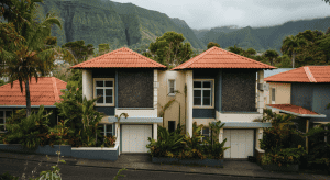 Maisons tropicales modernes aux toits rouges