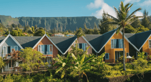 Maisons colorées tropicales avec montagnes en arrière-plan