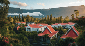 Maisons tropicales aux toits rouges face aux montagnes
