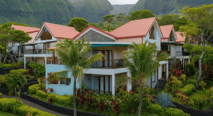 Villas tropicales aux toits rouges en montagne