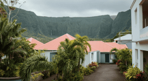 Maisons tropicales aux toits rouges et montagnes verdoyantes
