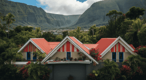 Maisons tropicales aux toits rouges devant montagnes verdoyantes
