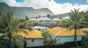 Maisons tropicales aux toits jaunes et palmiers