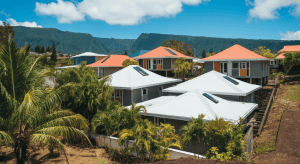 Maisons modernes aux toits colorés en montagne tropicale