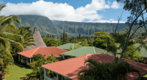 Maisons tropicales au pied de montagnes verdoyantes