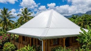 Maison tropicale en bois avec toit métallique