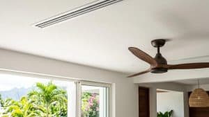 Salon moderne avec ventilateur et vue tropicale