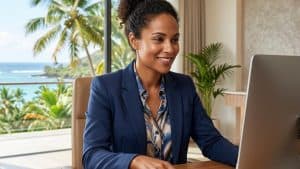 Femme travaillant sur ordinateur face à la mer