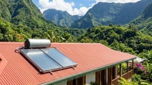 Chauffe-eau solaire sur toit en montagne tropicale