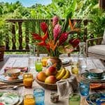 L&rsquo;art de la table tropical : Vaisselle colorée et sets tressés