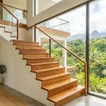Rénover un escalier en bois intérieur : Ponçage, vitrification et peinture
