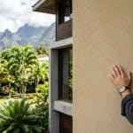 Réparer une fissure sur mur crépi extérieur : diagnostic et rebouchage